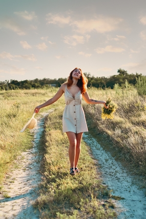 夏日户外荒野性感美女写真摄影图片